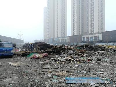 鄭州一企業違規私設黑加油站并隨意堆放建筑垃圾，環保技術開發存隱患